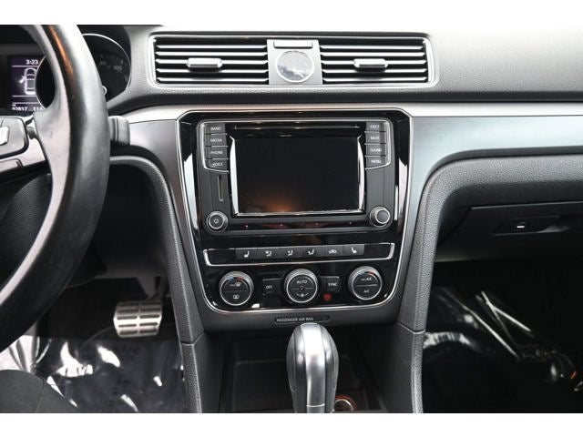 2017 Volkswagen Passat R-Line w/Comfort Pkg