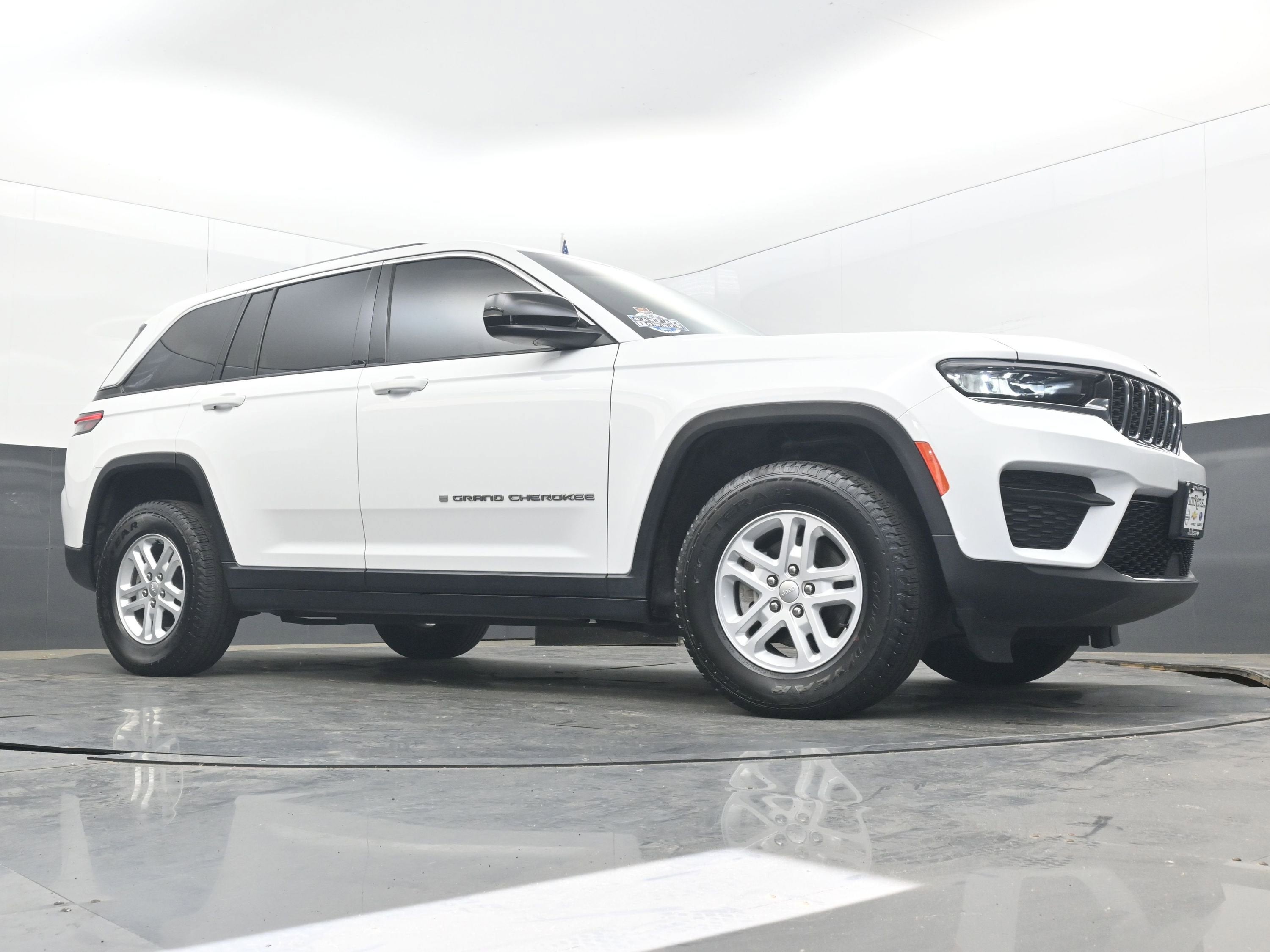 2023 Jeep Grand Cherokee Laredo 4x4