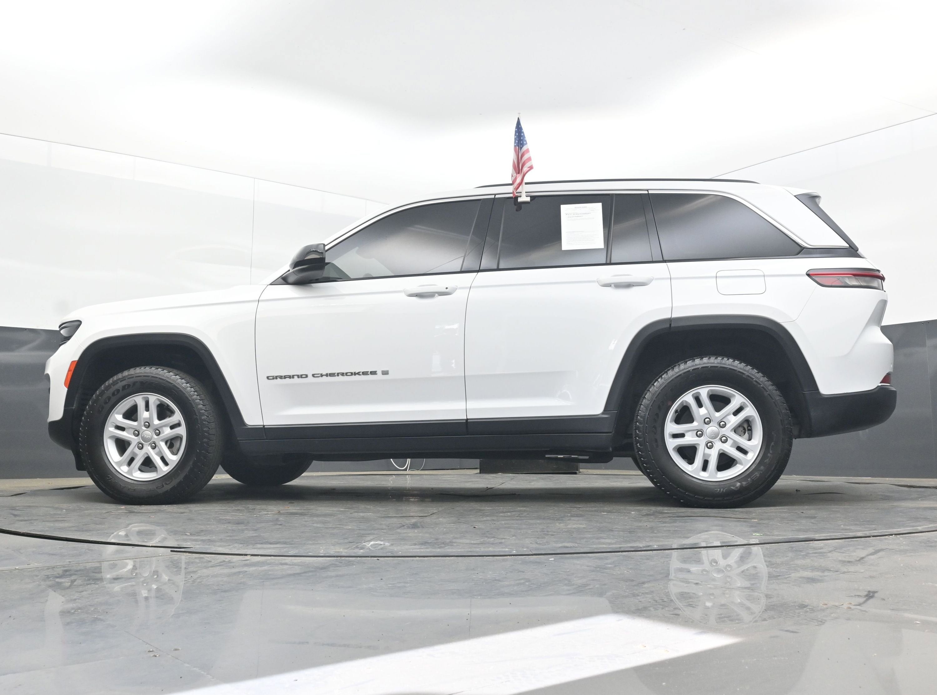 2023 Jeep Grand Cherokee Laredo 4x4