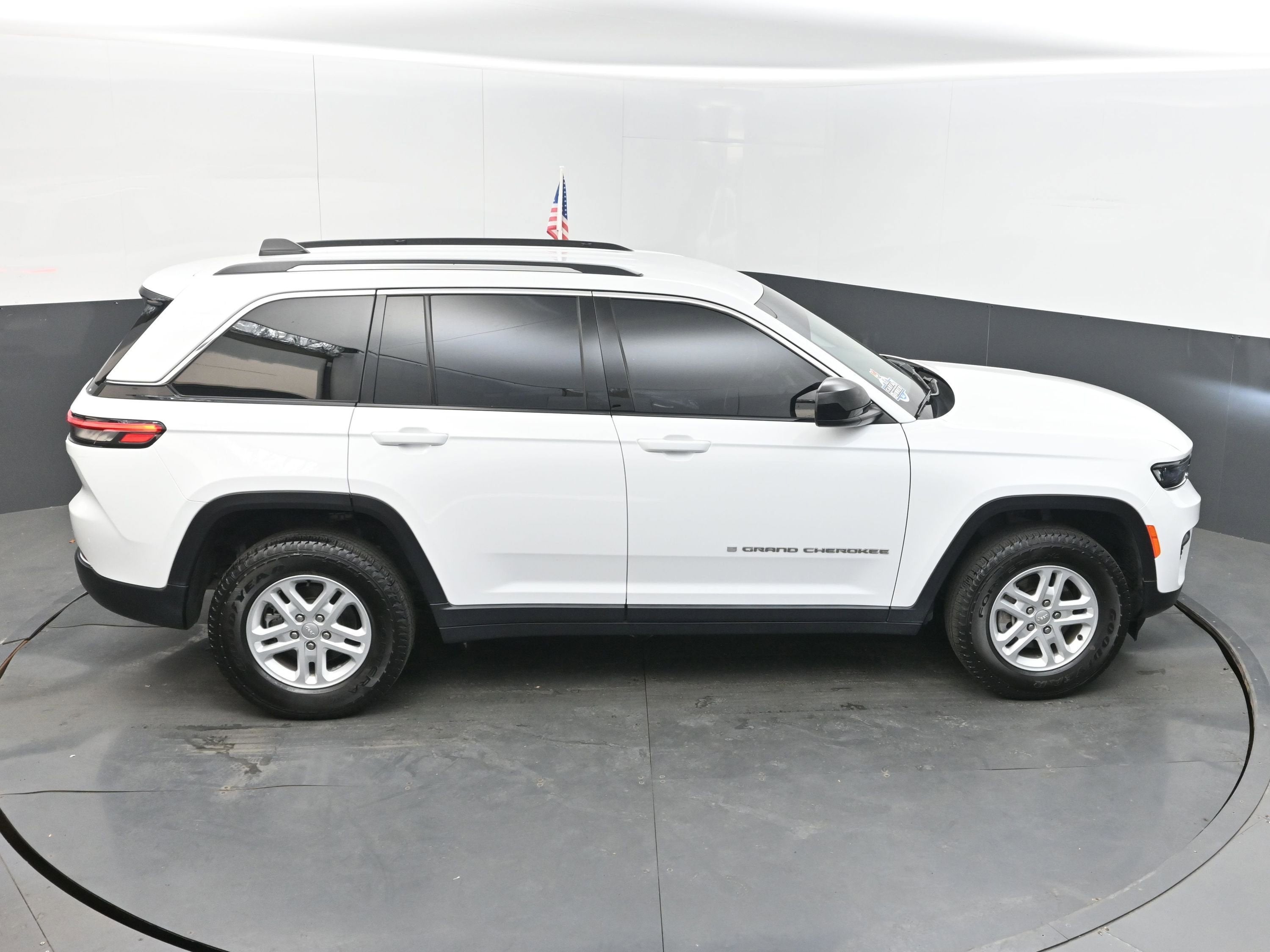 2023 Jeep Grand Cherokee Laredo 4x4