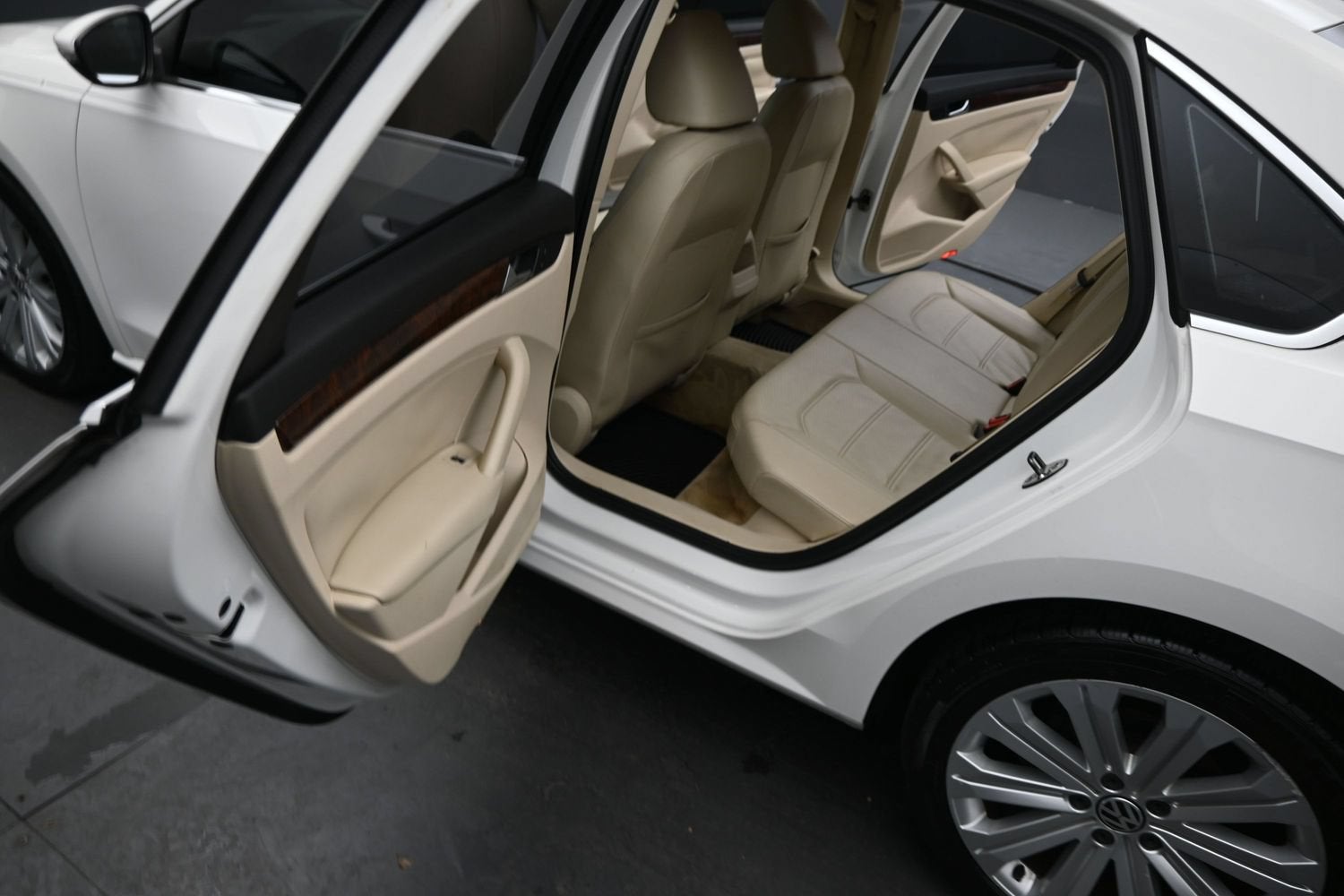 2012 Volkswagen Passat SE w/Sunroof & Nav