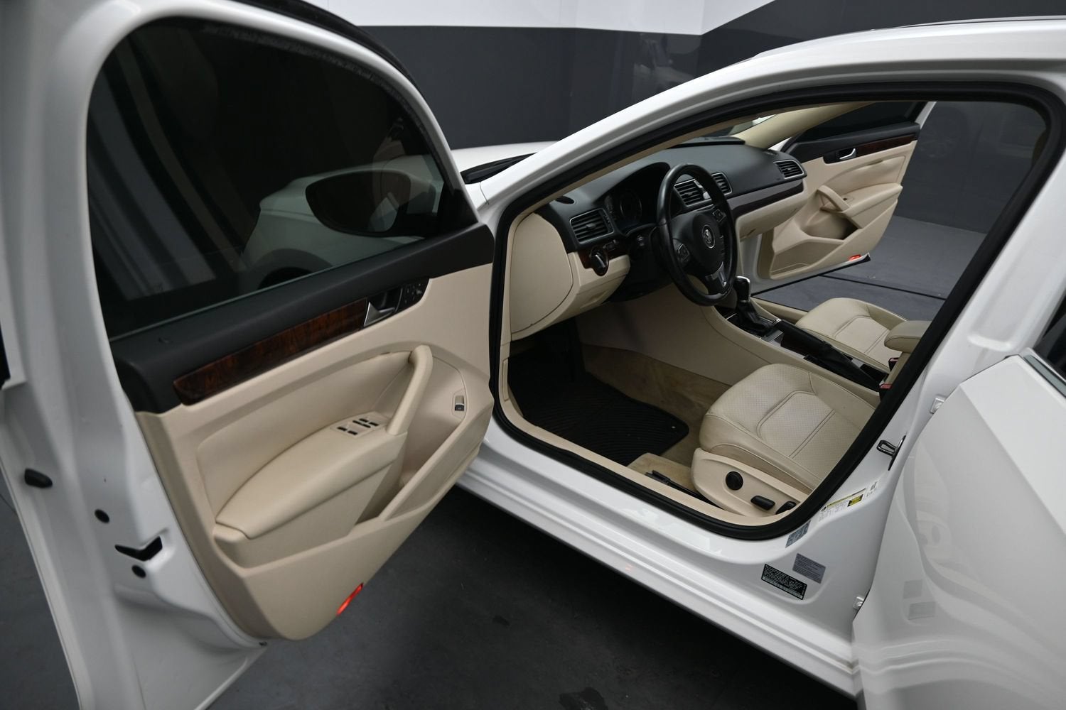 2012 Volkswagen Passat SE w/Sunroof & Nav