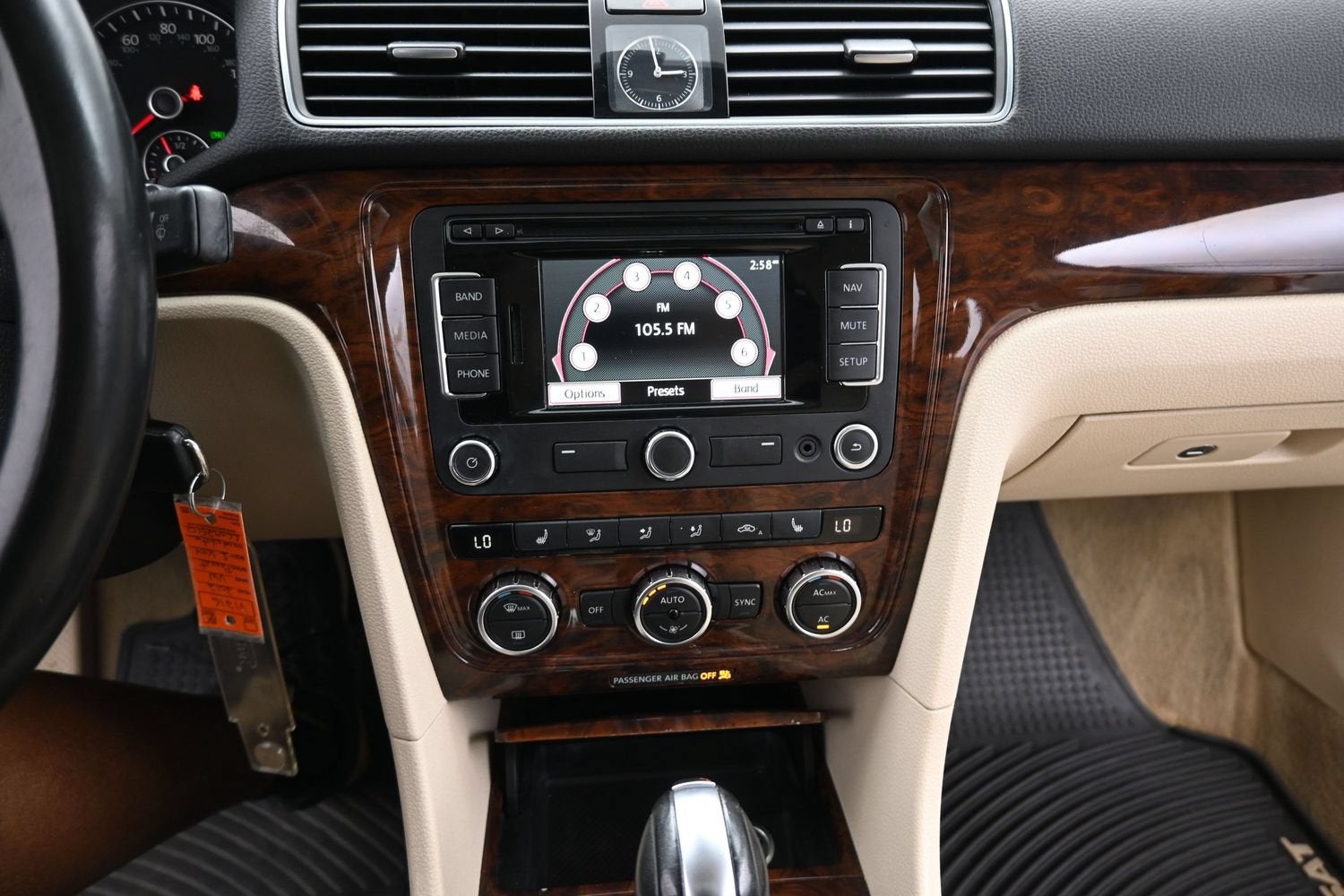 2012 Volkswagen Passat SE w/Sunroof & Nav