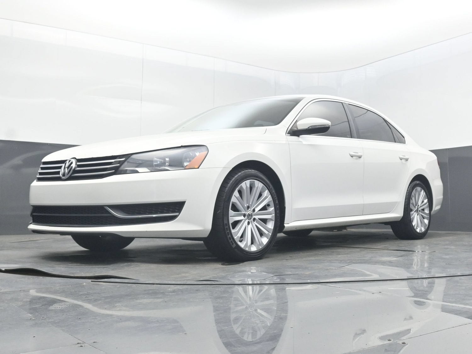 2012 Volkswagen Passat SE w/Sunroof & Nav
