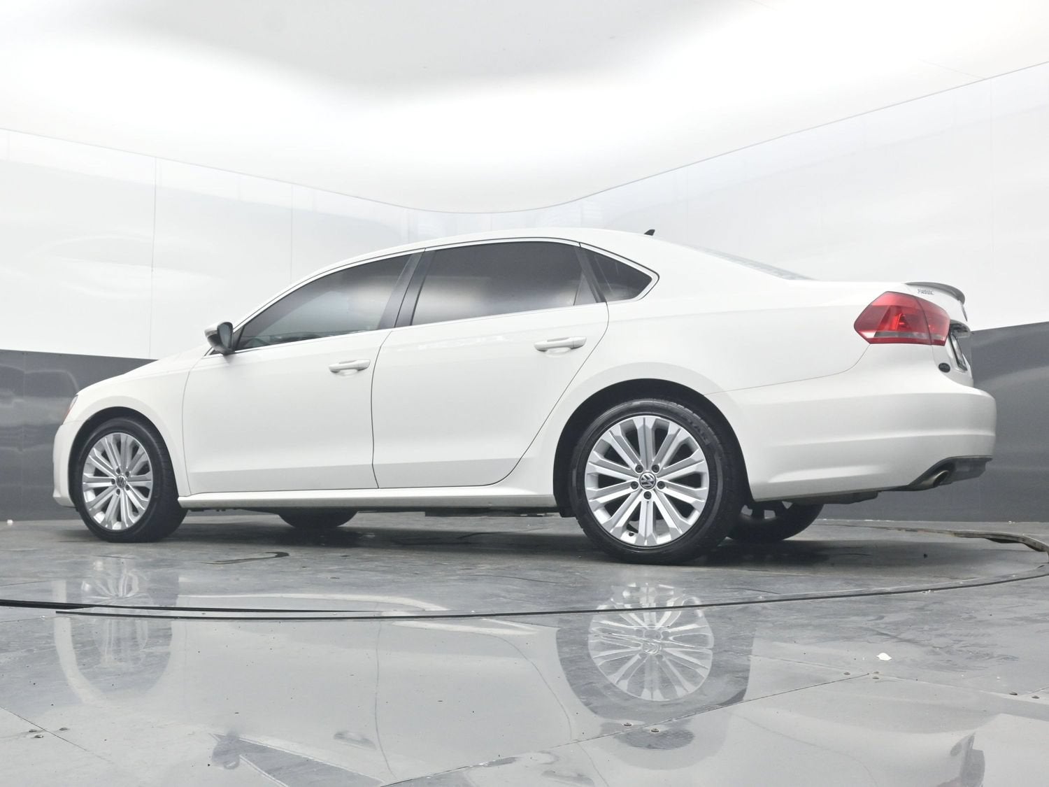 2012 Volkswagen Passat SE w/Sunroof & Nav