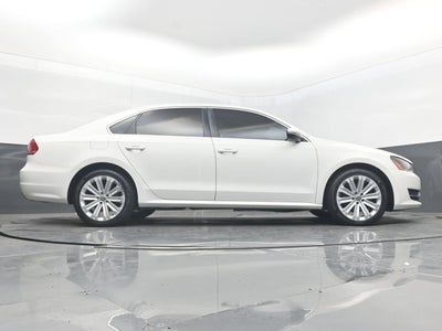 2012 Volkswagen Passat SE w/Sunroof & Nav