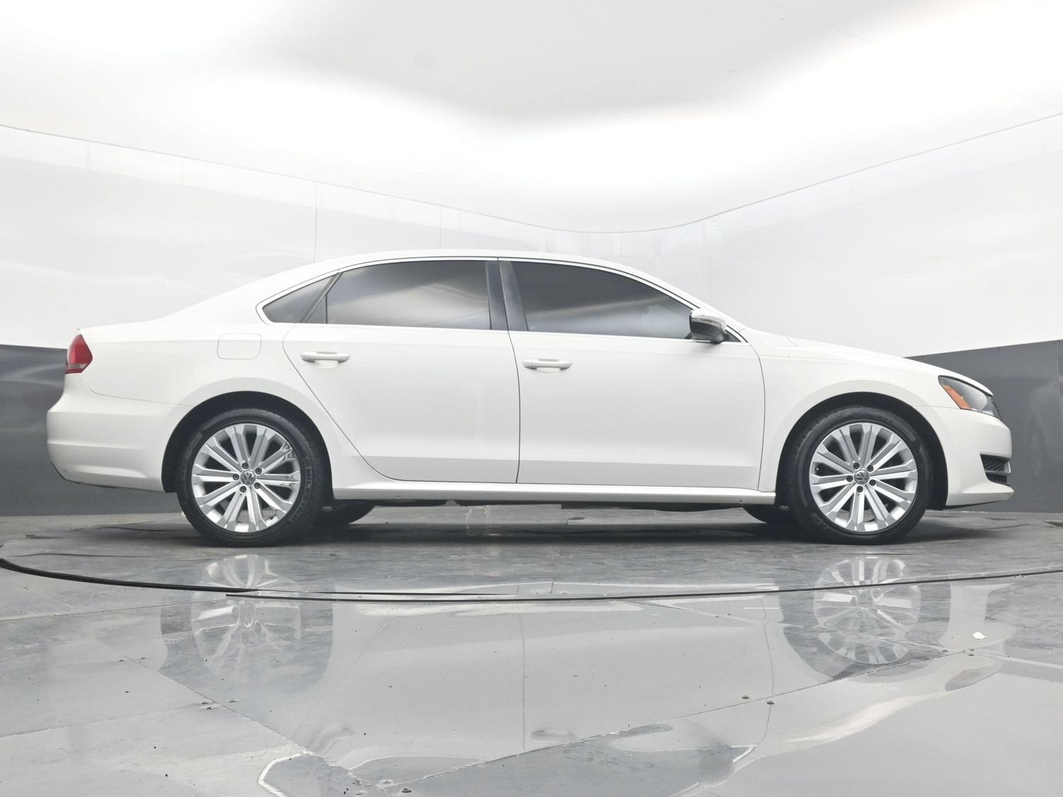 2012 Volkswagen Passat SE w/Sunroof & Nav