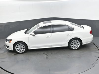 2012 Volkswagen Passat SE w/Sunroof & Nav
