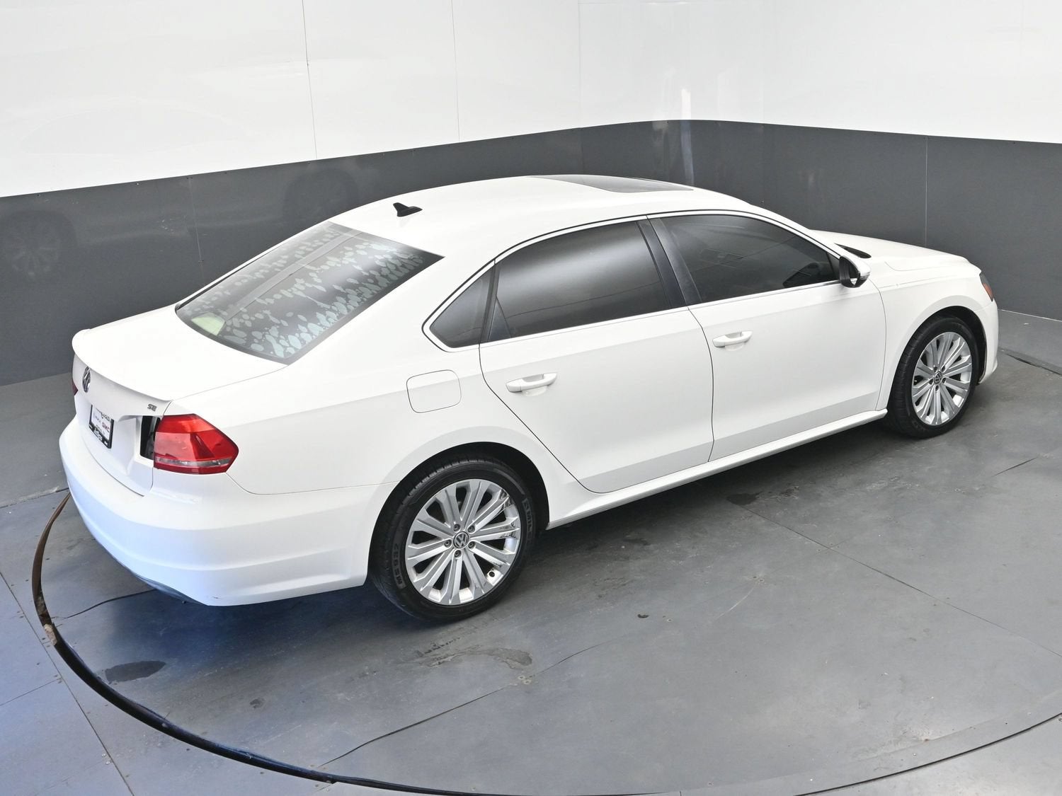 2012 Volkswagen Passat SE w/Sunroof & Nav