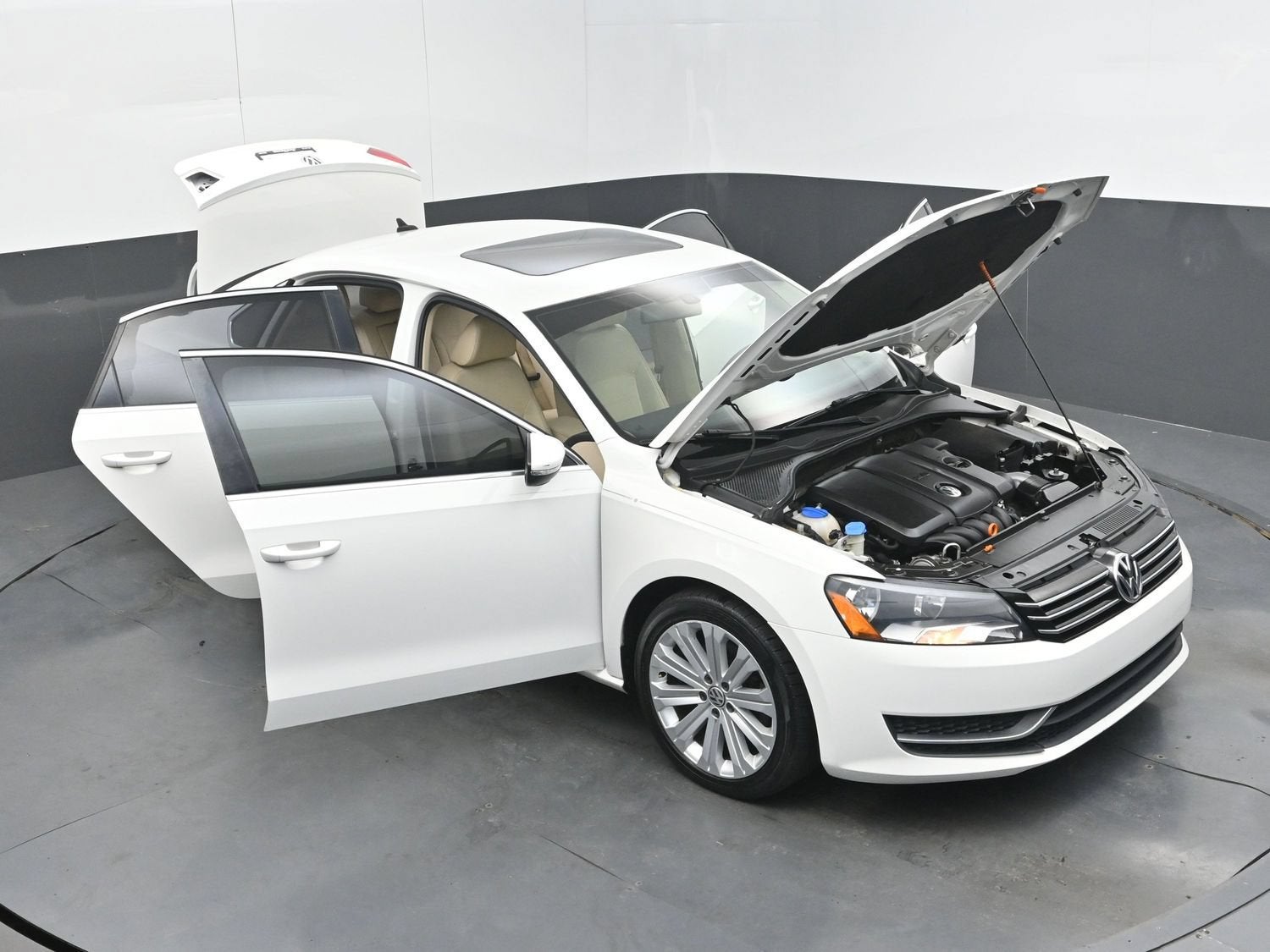 2012 Volkswagen Passat SE w/Sunroof & Nav