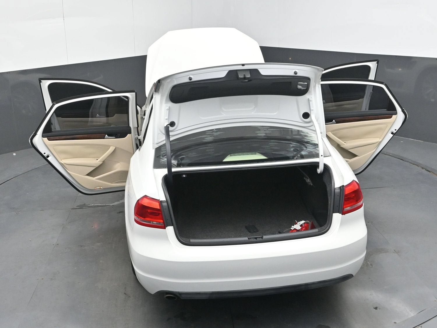 2012 Volkswagen Passat SE w/Sunroof & Nav