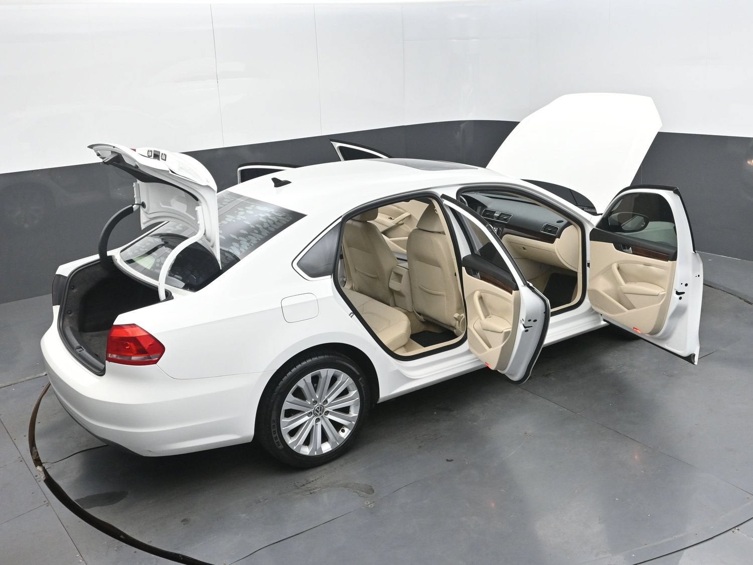 2012 Volkswagen Passat SE w/Sunroof & Nav