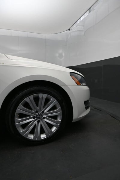2012 Volkswagen Passat SE w/Sunroof & Nav