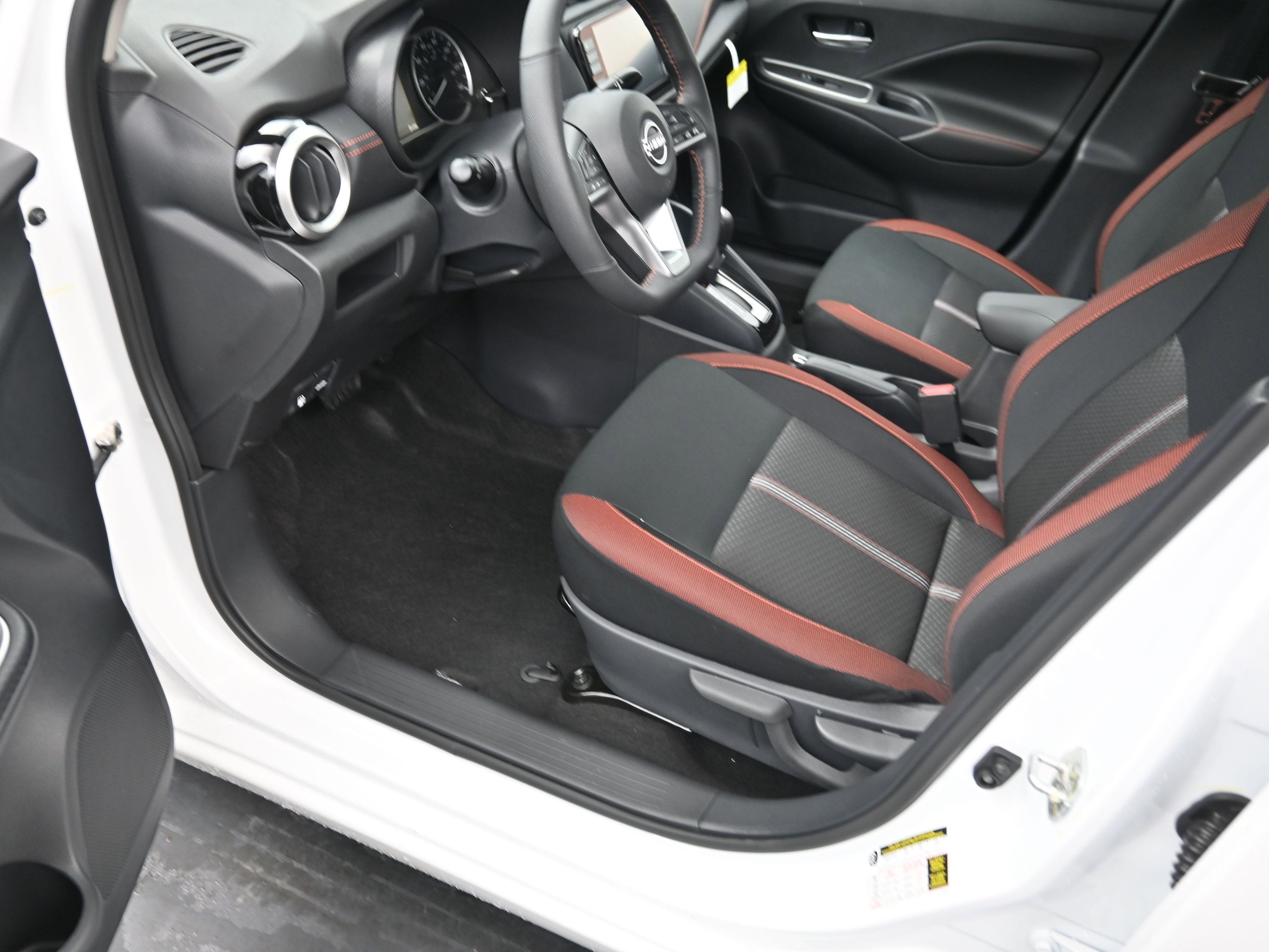 2025 Nissan VERSA SR