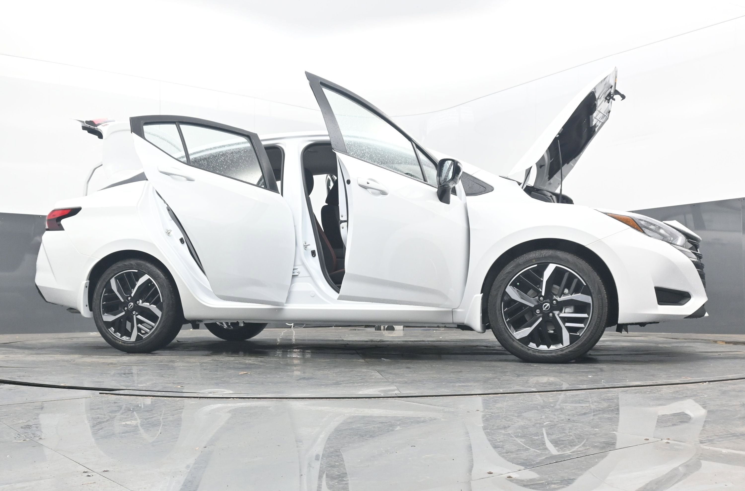 2025 Nissan VERSA SR