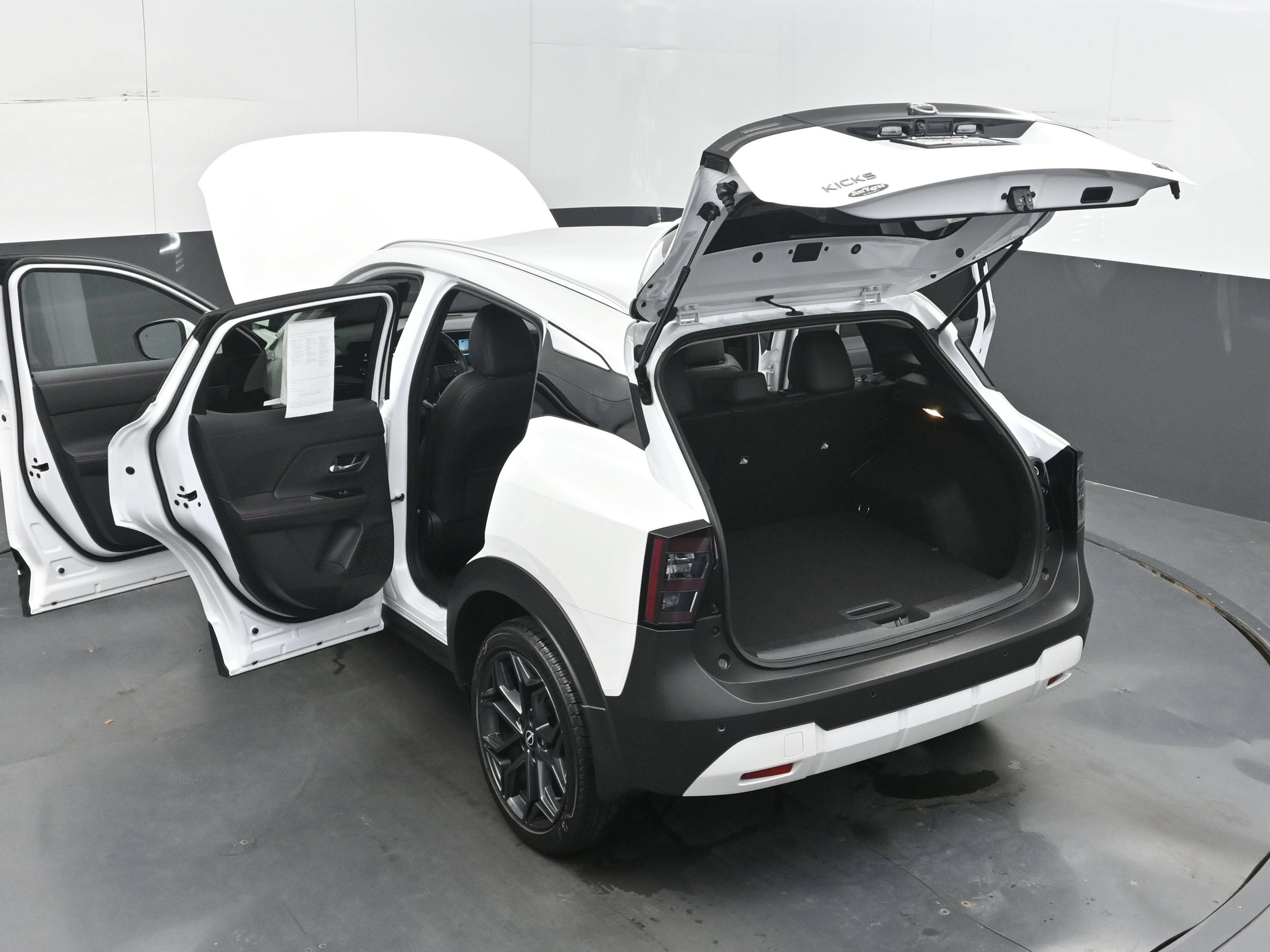2025 Nissan Kicks SR